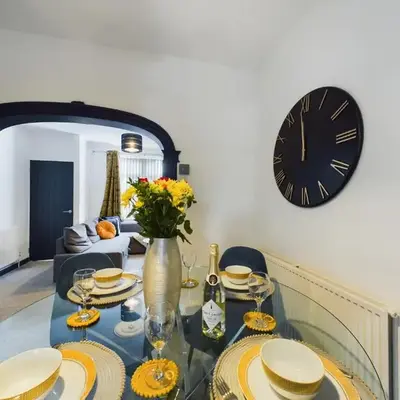 Charming Apartments - Cosy Retreat - short drive to city centre - Free parking