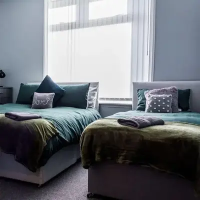Modern 5 Bed Near LFC Stadium