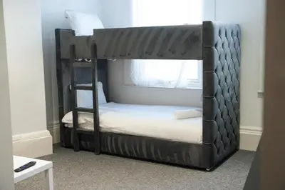 a bunk bed in a room with a bunk bedutenewayangering at The Breckfield Hotel in Liverpool