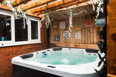 a jacuzziificialificialificialificialificialificialificialificialificialificialificial at Elegant 2 bed with hot tub and a host of amenities in Liverpool