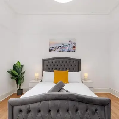 Flatzy - Sleeps 16 Near Football Ground & Ping Pong Table