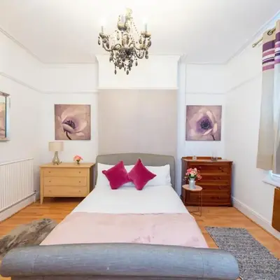 10 Guests - Free Parking - City Centre